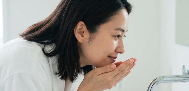 丁寧に洗顔する女性