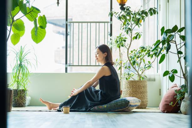 部屋でリラックスして過ごす女性