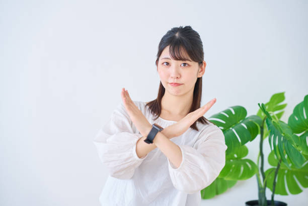 毛穴の黒ずみを悪化させるNGケアを示す女性