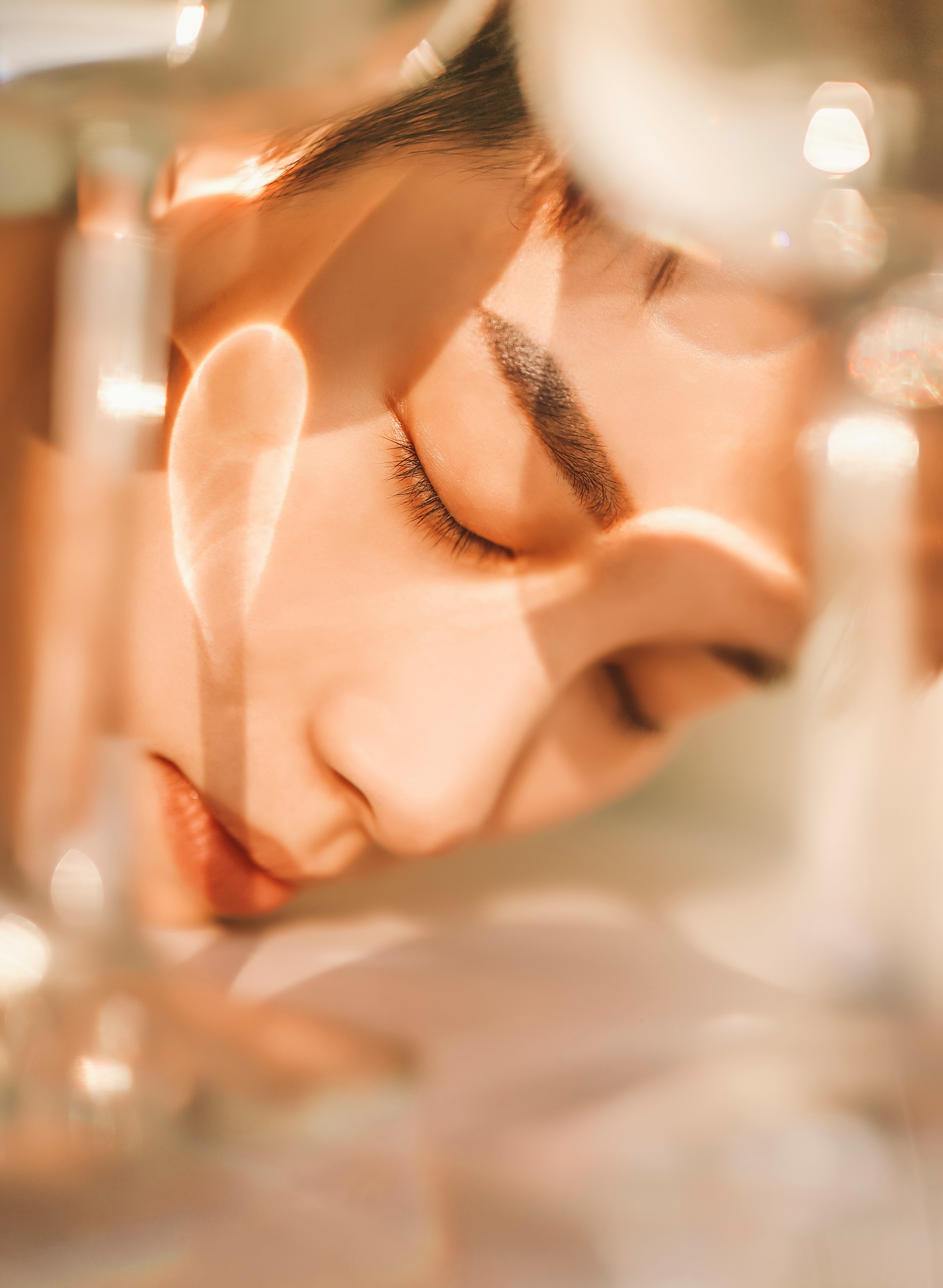 スキンケア化粧水と健やかな肌の女性モデル