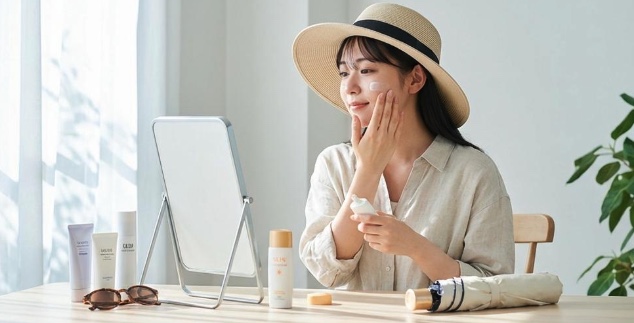 日焼け止めを肌にムラなくなじませる様子