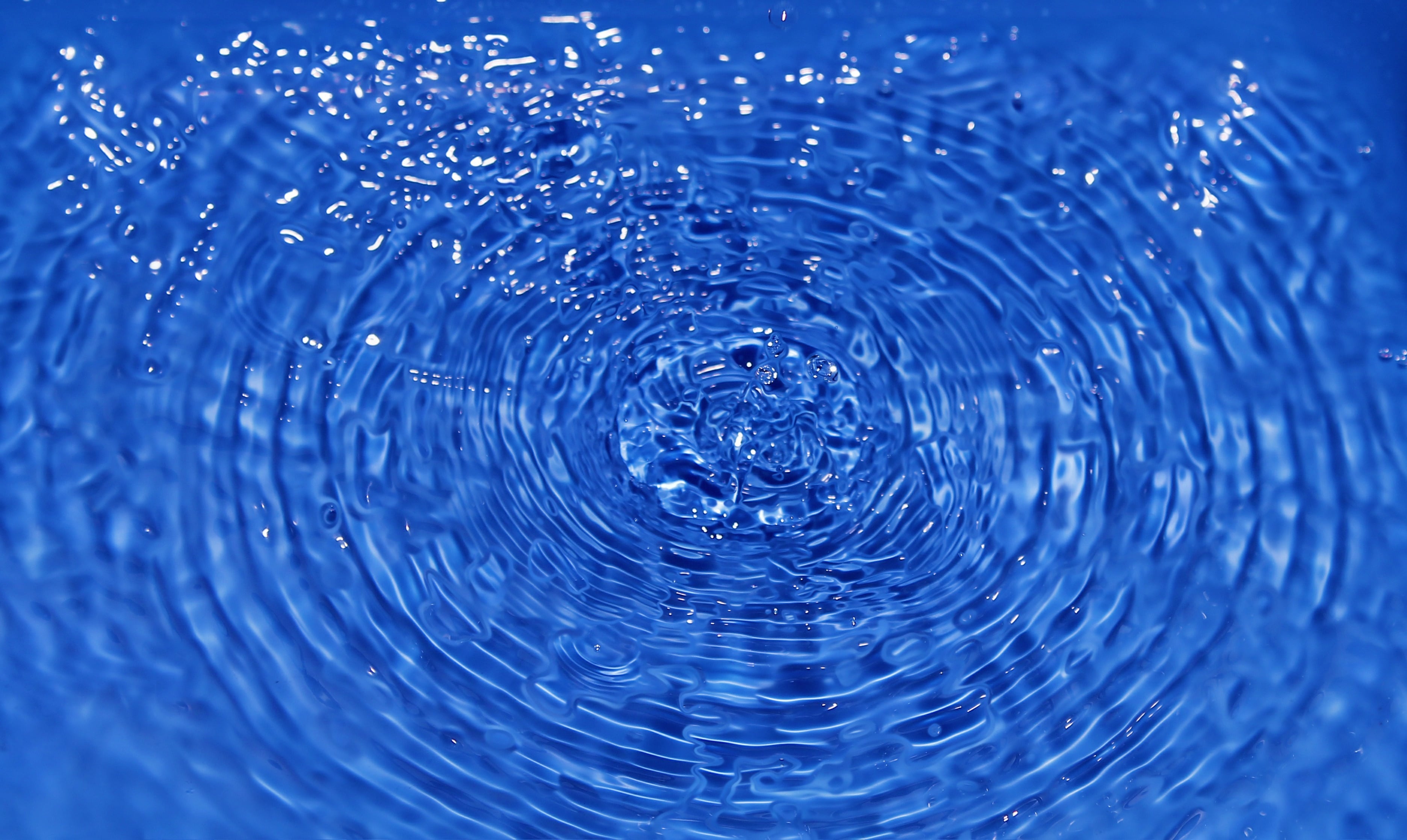角質層にうるおいをもたらす水滴と保水膜のイメージ