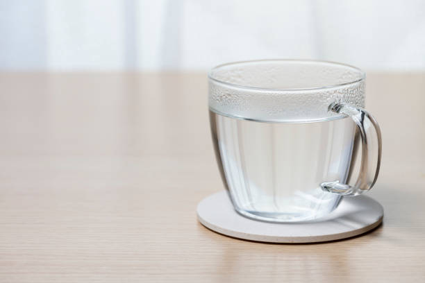 テーブルに置かれた白湯の入ったグラス