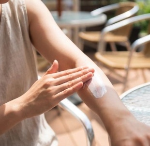 【2026年最新】手の甲の日焼け止め｜べたつかない・塗り直しやすいハンドUVケア完全ガイド