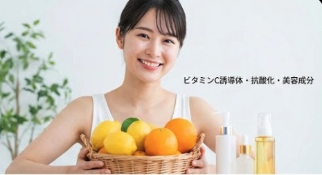 柑橘系の果物を抱えて笑顔の女性