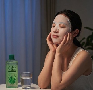 日焼けダメージをパックで鎮静する女性