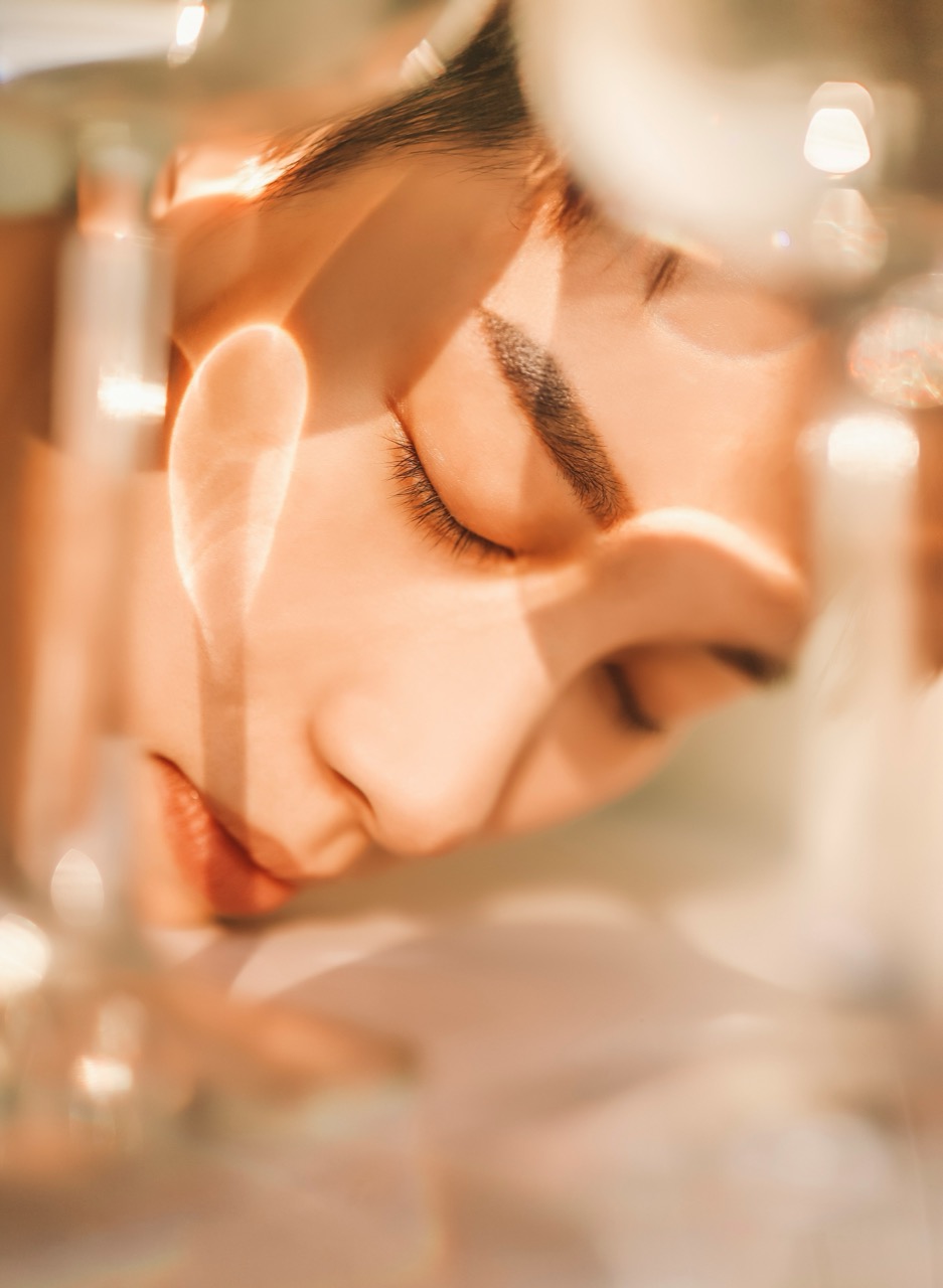 柔らかい光の中で目を閉じる人物の肌