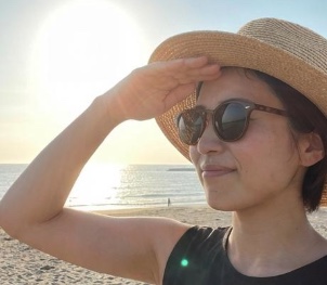 ビーチでサングラスをしている女性