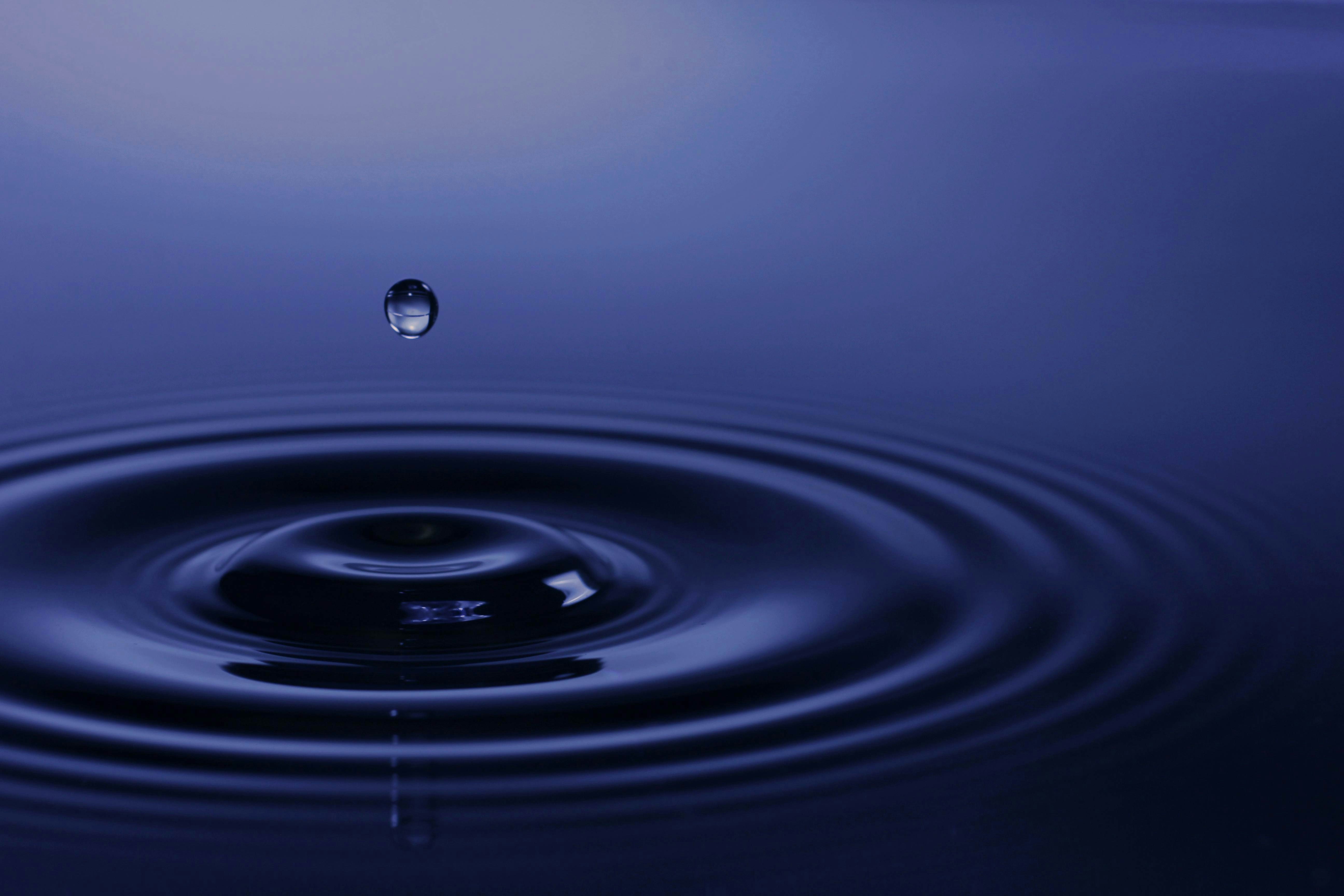 水面に落ちる水滴と広がる波紋。肌の水分保持のイメージ