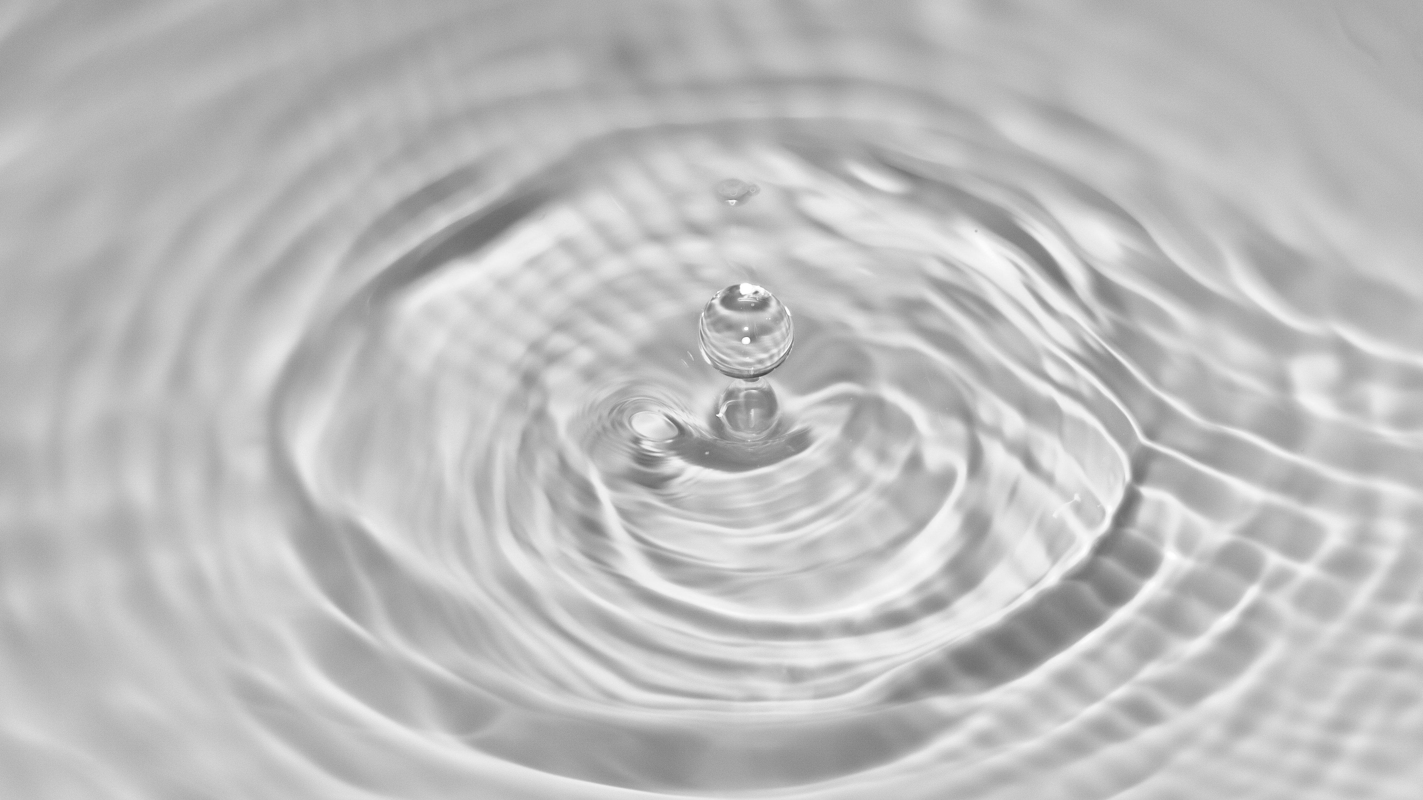 澄んだ水面と水滴の波紋イメージ