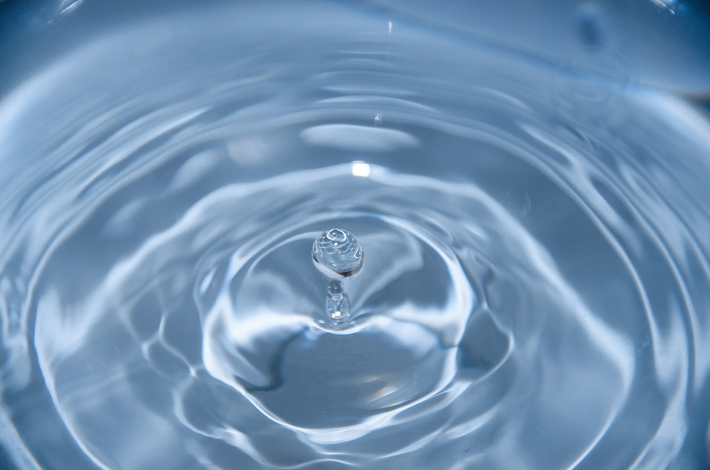 肌の水分保持とバリア機能をイメージした水滴の写真