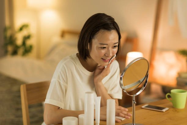 夜のスキンケアをする女性
