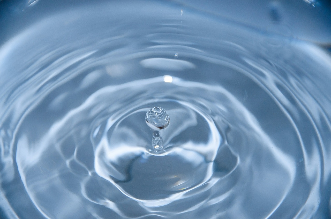 水滴が落ちて広がる波紋
