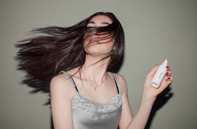 髪をなびかせている女性、髪・頭皮の状態を連想させるイメージ
