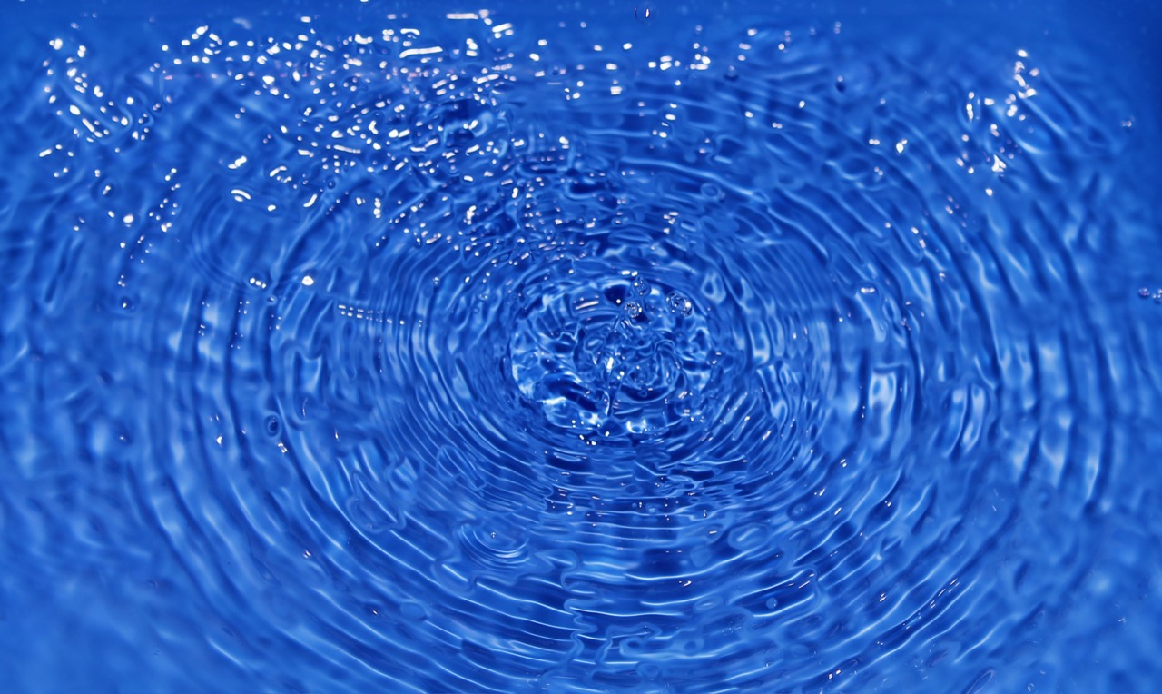 青い水面に広がる波紋