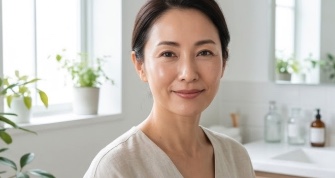 スキンケアを継続し肌に自信を持っている女性